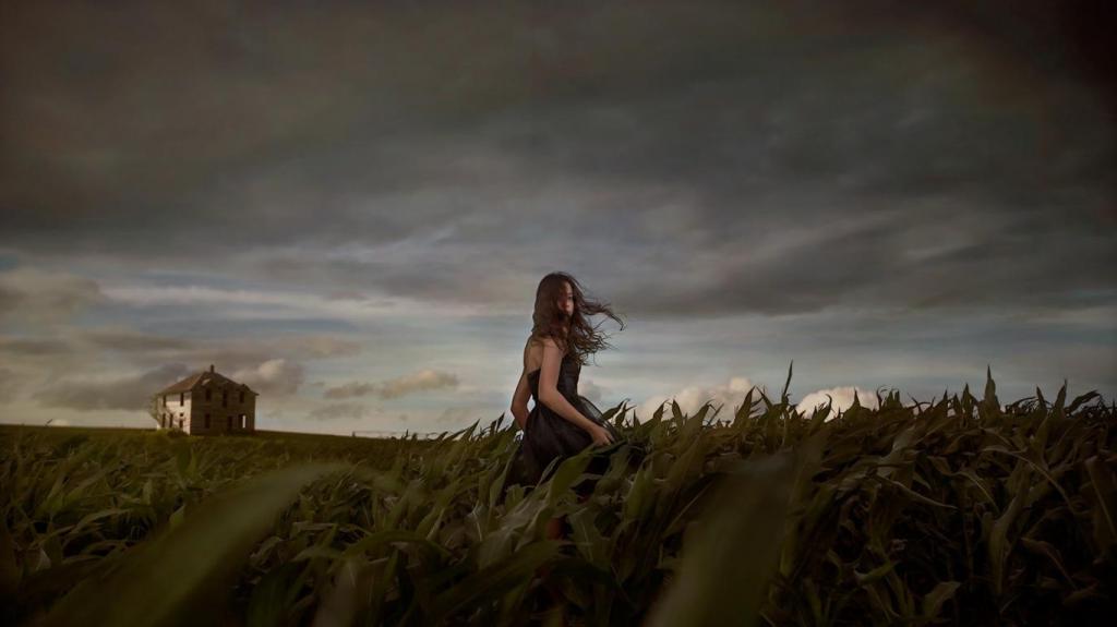 16 летняя дочь каждую ночь тайком уходила в направлении кукурузного поля. Обеспокоенные родители решили проследить за ней