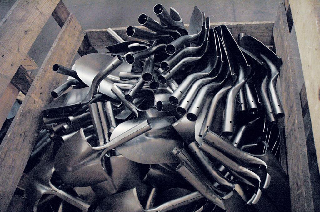 Перековал мечи на орала: мексиканский художник Педро Рейес расплавил 1500 пистолетов и сделал из них лопаты, чтобы сажать деревья