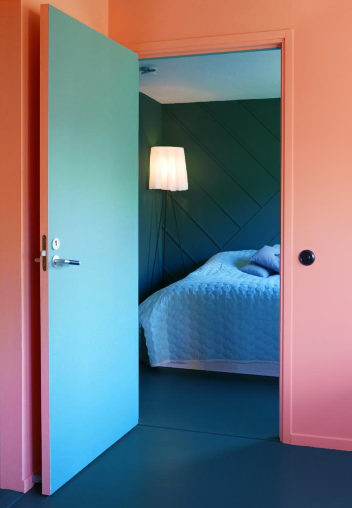 Разделение пространства и броские акценты: советы дизайнеров по использованию необычных цветовых решений при покраске стен в доме