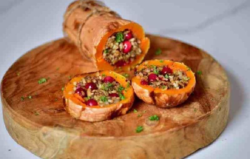 Яркое и вкусное блюдо на новогодний стол для вегетарианцев: тыква с рисом, грибами и каштанами