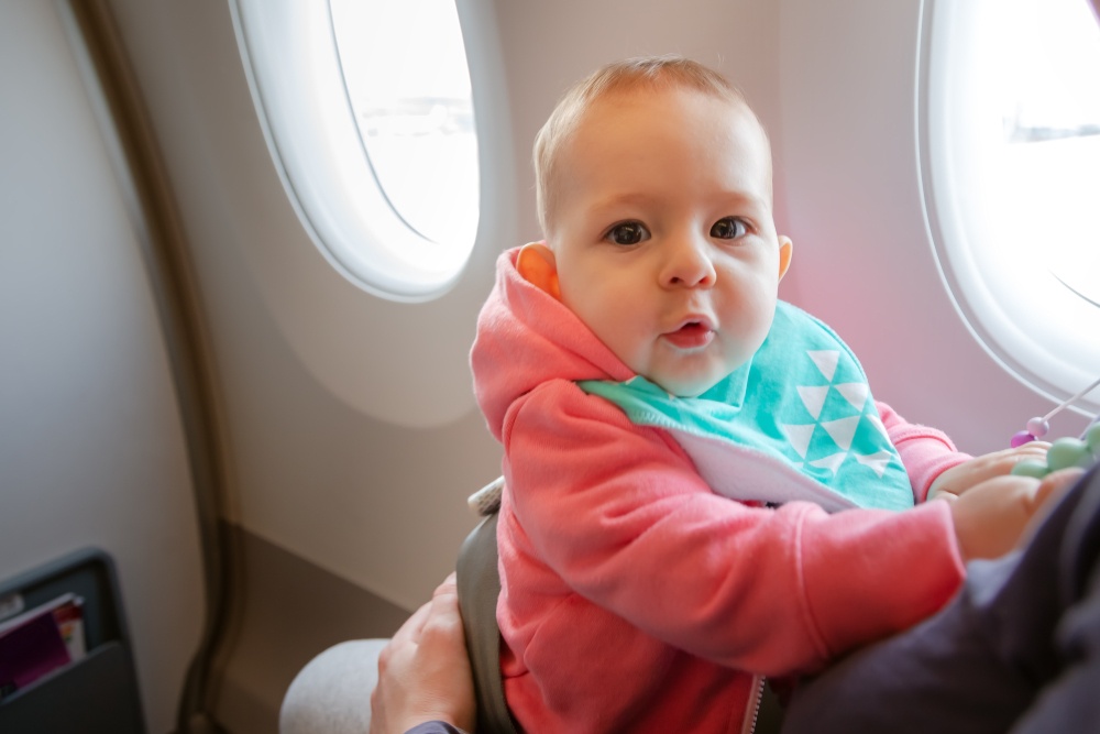 Ребенок плакал в самолете, мать ничего не могла поделать. Все пассажиры возмущались, но одна добрая женщина легко успокоила малышку