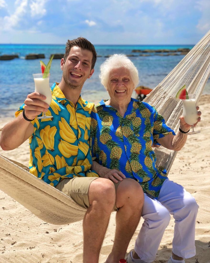 бабушки на пляже