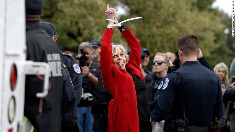 Голливуду надевают наручники: Джейн Фонда, как и другие звезды, арестована во время протеста против изменения климата