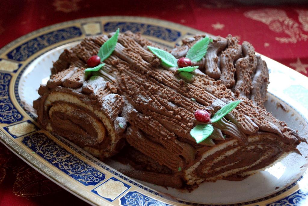 Выглядит как произведение искусства, готовится просто: на Новый год по традиции испеку торт  Рождественское полено 