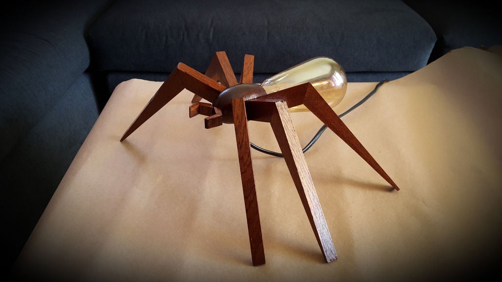 Потрясающе и устрашающе: как сделать очень красивый светильник в виде паука