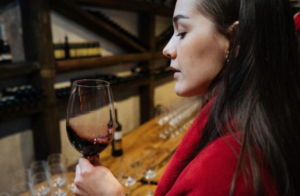 Исследования доказали, что красное вино полезно для кишечника: так ли это на самом деле