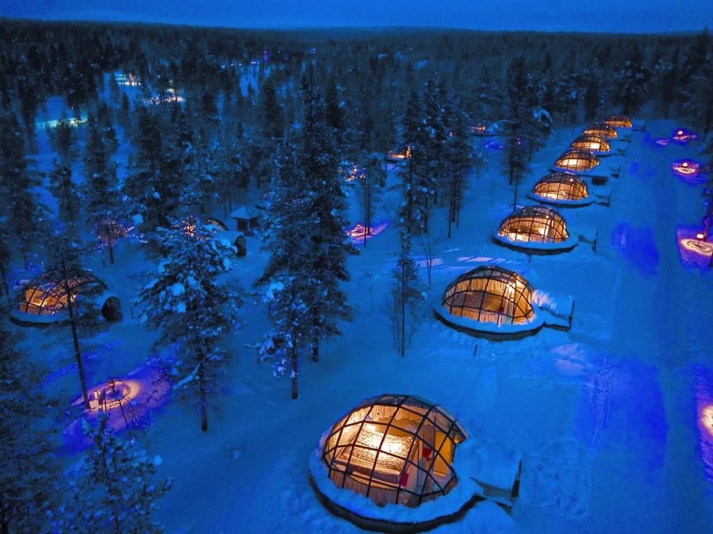 На курорте посреди дикой природы Финляндии можно увидеть северное сияние из стеклянного иглу