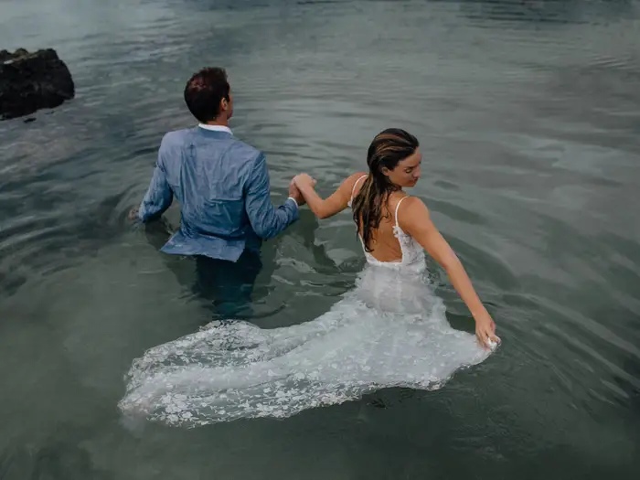 Влюбленные устроили свадебную фотосессию в воде. Снимки завораживают