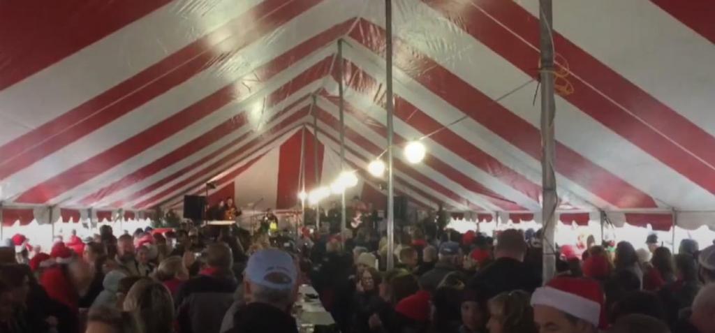 Город Огайо побил праздничный мировой рекорд Гиннесса : 1482 человека одновременно упаковали подарки за 3 часа
