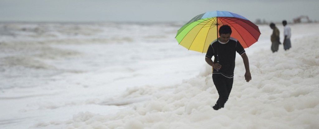 Как будто в облаках. Пляж Marina в Индии опасен для здоровья, но люди не придают этому значения
