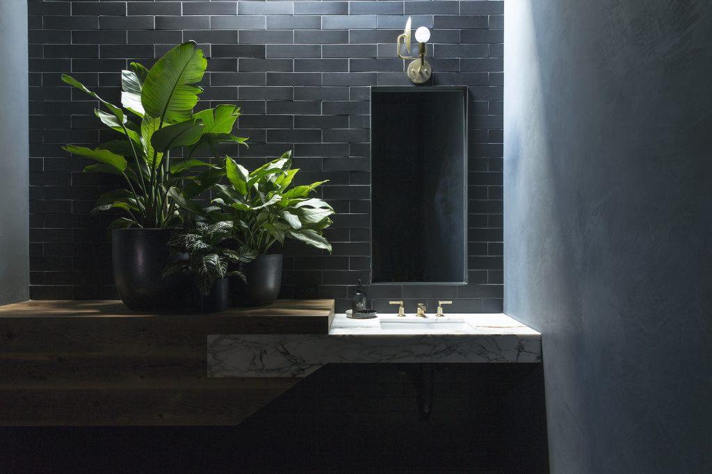 Мореная древесина или контрастная мозаика: советы дизайнеров, как аккуратно использовать черный цвет при оформлении стен в ванной комнате