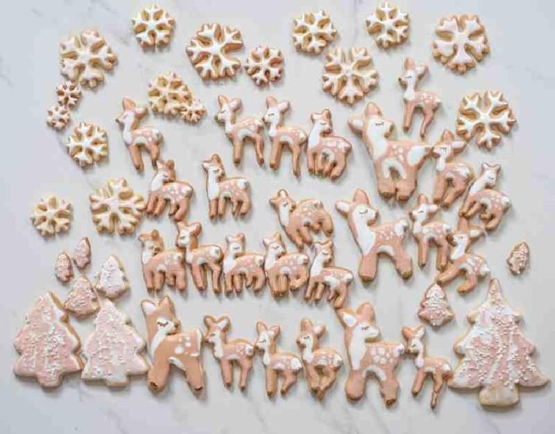 Рецепт вкусного украшенного сахарного печенья в форме олененка, дерева и снежинки: идеально подойдет в качестве рождественского подарка