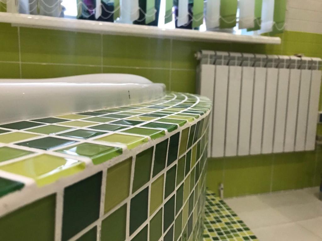 Очень кропотливая работа: муж решил сделать в нашем доме красивую ванную. Для этого он обложил ее зеленой мозаикой