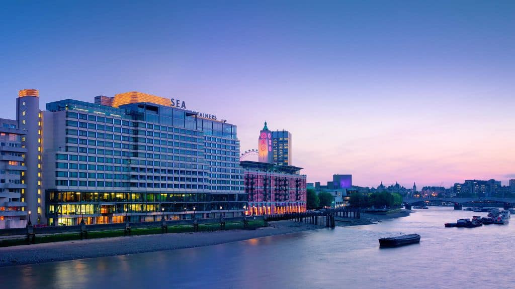 Mondrian London - очаровательный отель, своим видом напоминающий корабль