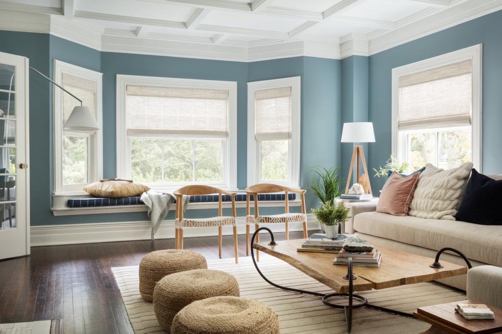Главная вещь в гостиной: как яркий диван может преобразить скучный интерьер комнаты
