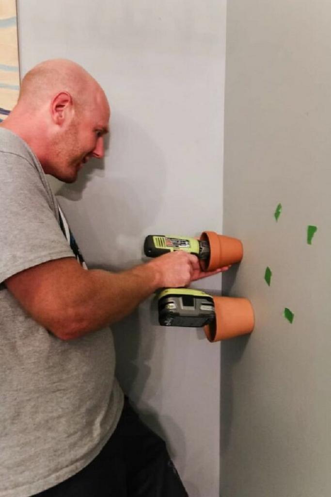 Мужчина придумал, как оригинально украсить стену на кухне, используя цветочные горшки. Получилось красиво