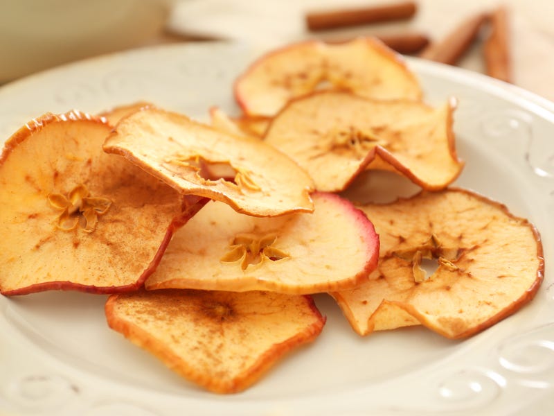 Бекон, пончики, яблочные чипсы: какие блюда можно приготовить во фритюрнице