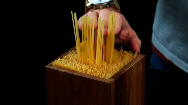 Маленькие хитрости с сырыми спагетти: пять удивительных способов, как можно использовать эти макаронные изделия в быту