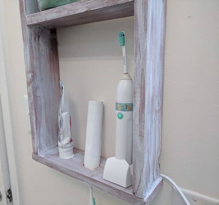 Удобная вещь для ванной комнаты: делаем небольшую полочку с держателем для зубной щетки