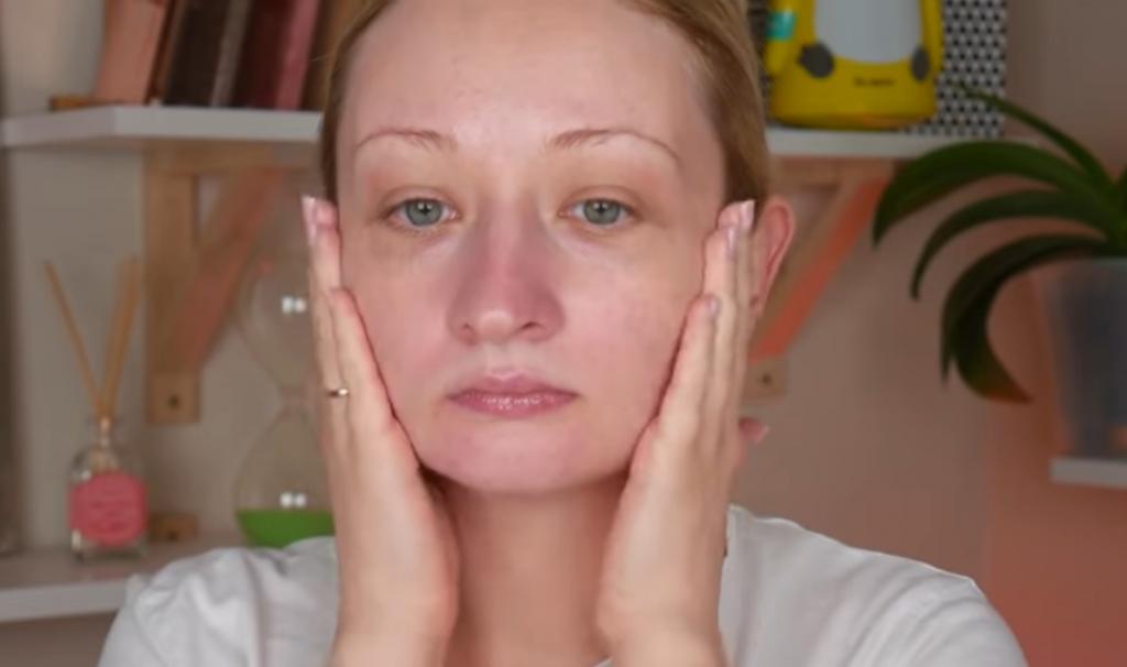 Бьюти блогер показала, как сделать  ленивый  макияж. Она рассказала, как справляется с покраснениями на коже и редкими бровями: пошаговая инструкция по созданию свежего вида