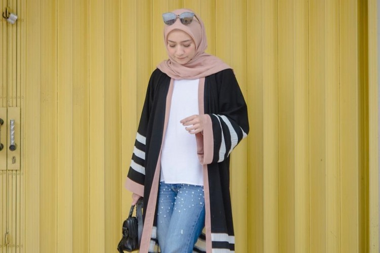 Выглядеть эффектно и не нарушить религиозные устои: как правильно скомбинировать хиджаб и модные джинсы