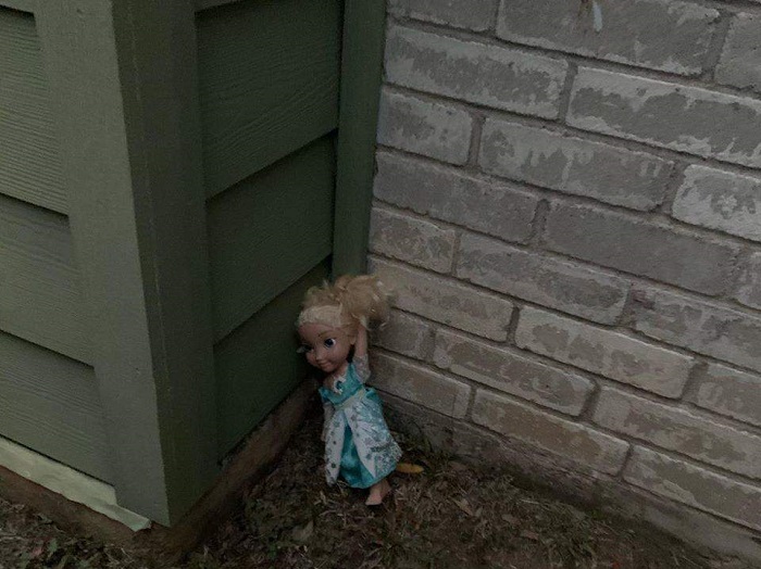 Семья не может избавиться от странной детской куклы: она возвратилась даже после того, как ее выбросили на мусорку