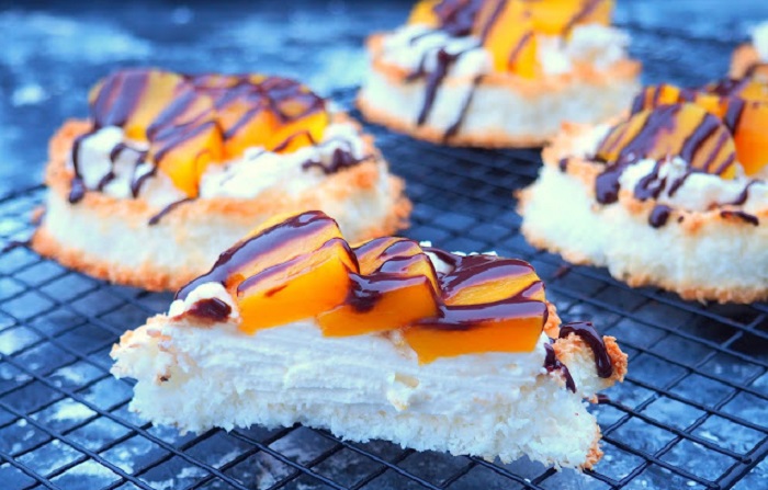 Вкусный десерт за 30 минут: кокосовое печенье с персиком, есть его   одно удовольствие