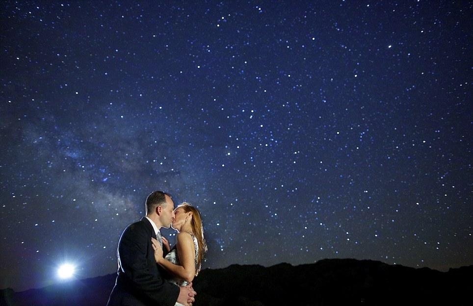 Свадьба под звездами: отель предлагает молодоженам соединиться узами брака под самым чистым небом в мире