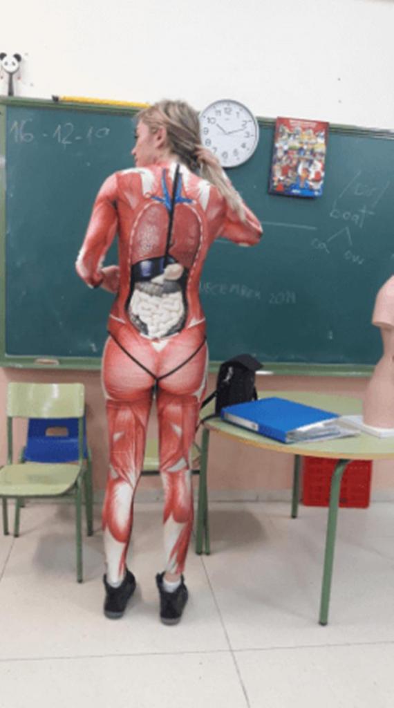 Чтобы школьники полюбили анатомию, учительница надела 