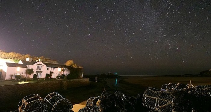 Крис Смолл снимал звездное небо и случайно запечатлел появление редкого метеора: видео