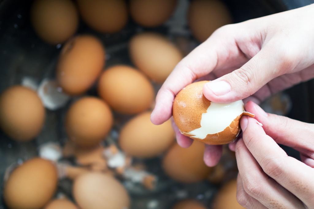 Парень показал лайфхак по чистке яиц, но пользователи Сети возмутились тем, что он не бережет природу