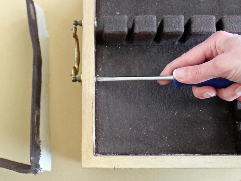 Как переделать коробку от столовых приборов в удобную шкатулку для хранения украшений