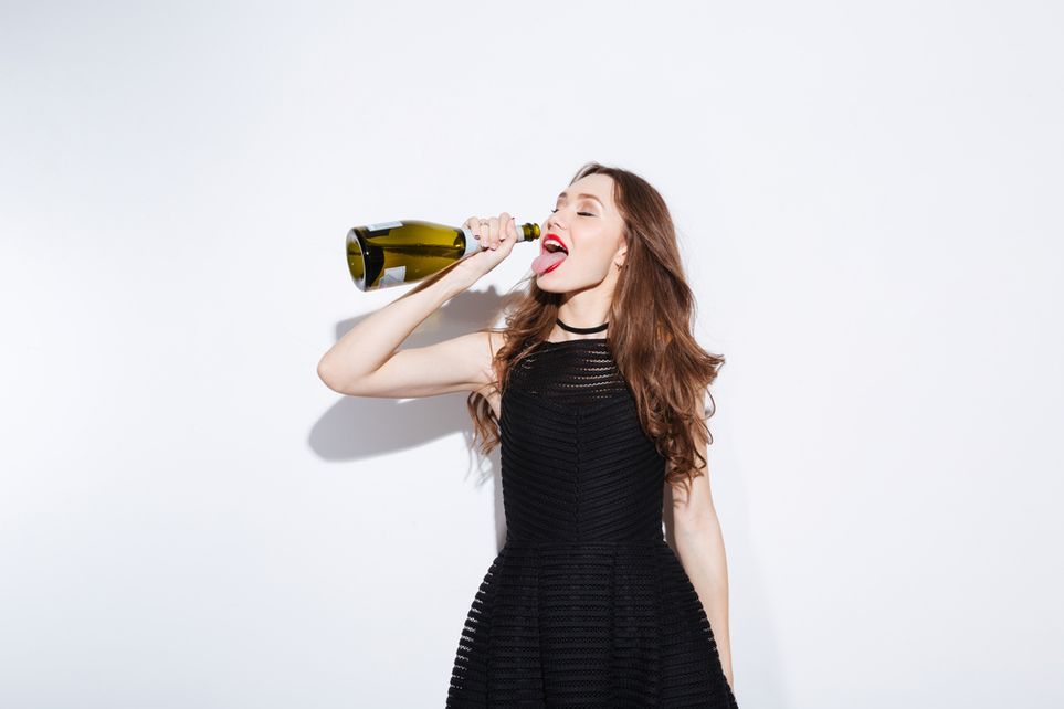 Фото девушки с бутылкой шампанского в руке