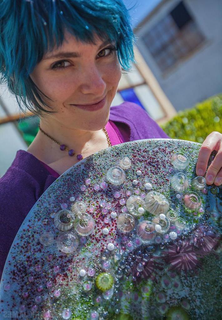 Женщина, вдохновленная природой, создает удивительную посуду из стекла и керамики и считает свои работы сокровищем