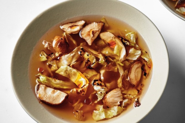 Необычный куриный суп с тушеной капустой и грибами: простой рецепт вкусного блюда
