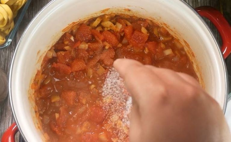 Часто готовлю зимой томатный суп с пельменями. Очень густое и сытное блюдо