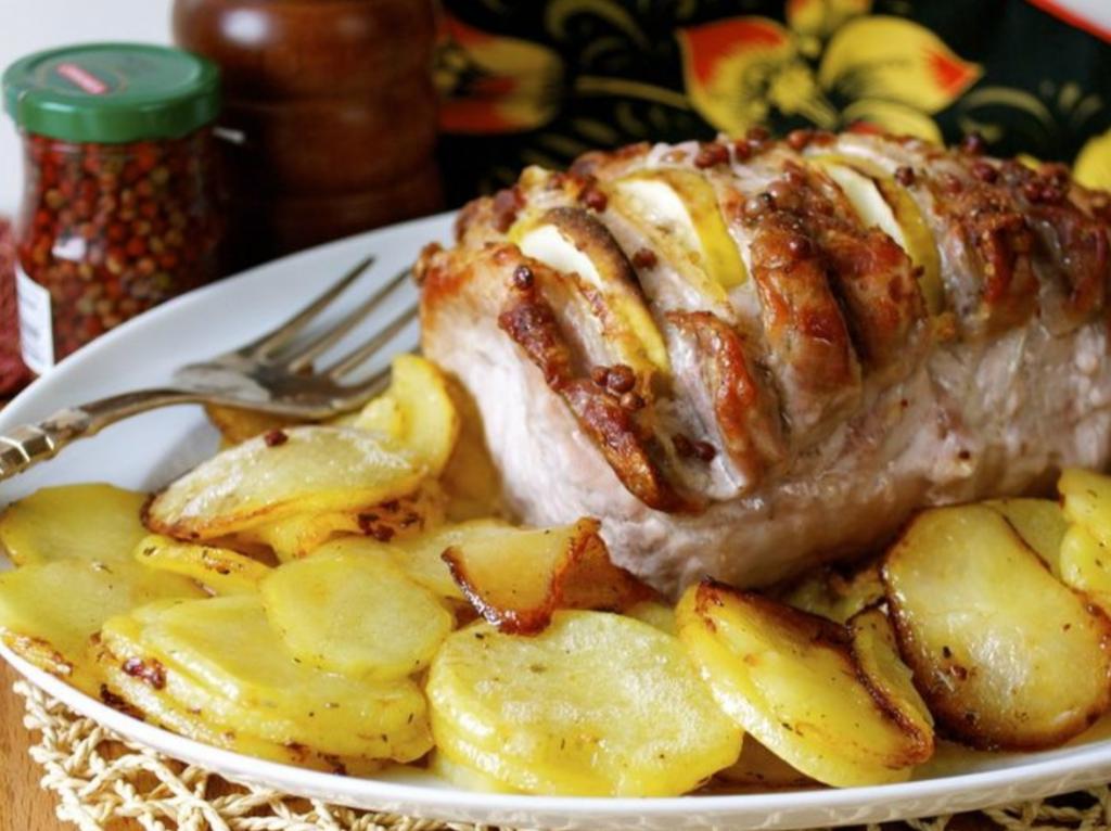 Мясо свинина приготовить вкусно с картошкой. Свинина запеченная в духовке. Свинина с яблоками в духовке. Картошка с мясом в духовке. Шейка запеченная в духовке.
