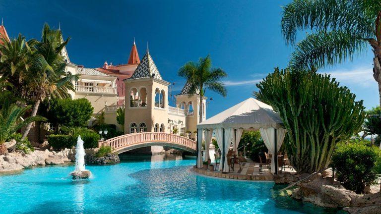 Bahia del Duque   роскошный гостиничный комплекс с видом на пляж Дуке, окруженный потрясающими субтропическими садами