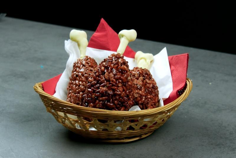 Арбуз на палочке, куриные ножки: хрустящие сладости из воздушного риса и зефира, которые легко приготовить дома