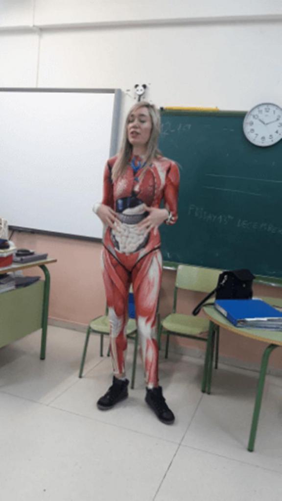 Чтобы школьники полюбили анатомию, учительница надела 