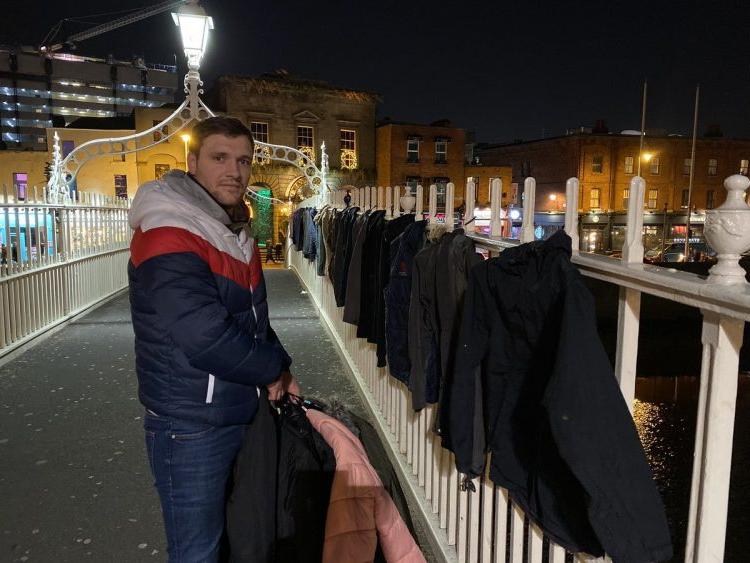 Мужчина развесил на городском мосту куртки для бедных, но властям это не понравилось. Он не стал сдаваться