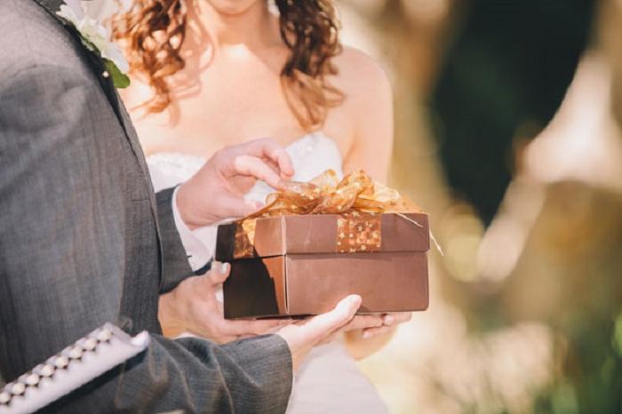Свекровь на свадьбу подарила невестке семейную реликвию: открыв презент, женщина почувствовала себя несчастной