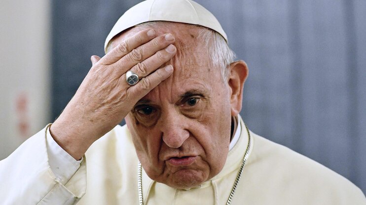 Папа римский принес извинения за шлепок по руке женщины, которая потянула его к себе