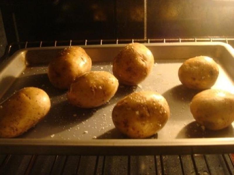 Почему картошка не пропекается. Противень с картошкой. Картошка в мундире запеченная в духовке. На противень выложить картофель. Духовка печь картофель.