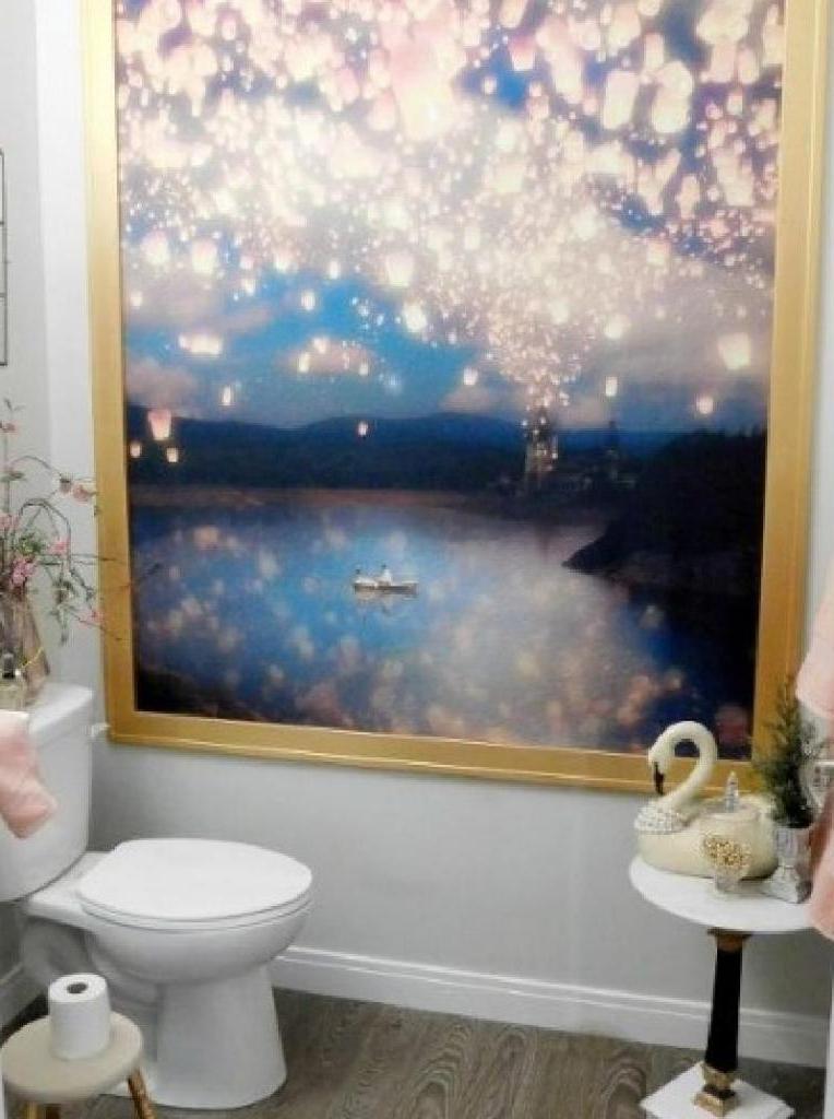Изюминкой интерьера ванной комнаты стало сказочное панно из шторы, сделанное своими руками