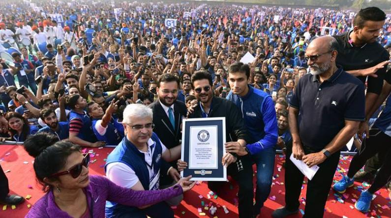 Более 2400 человек попали в книгу рекордов Гиннесса в Индии: они вместе стояли в планке