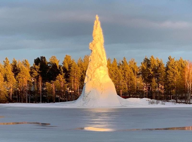 Самый высокий ледяной столб в мире: странная традиция последних 25 лет в городке шведской Лапландии