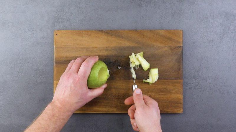 Необычный яблочный пирог: фаршируем яблоки клюквой и изюмом и заливаем тестом