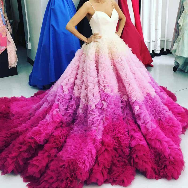 Модельеры представили лучшие красивые платья с градиентным цветом