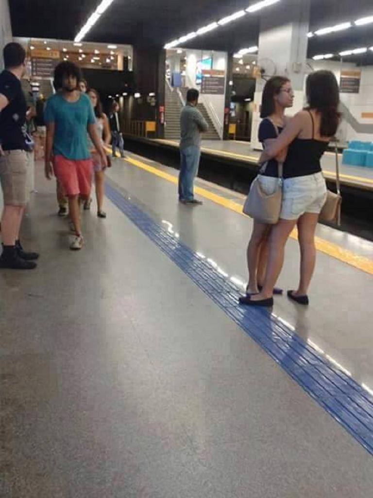 Нельсон обнаружил в метро нарушителя правил и поделился фото: а вы его видите?